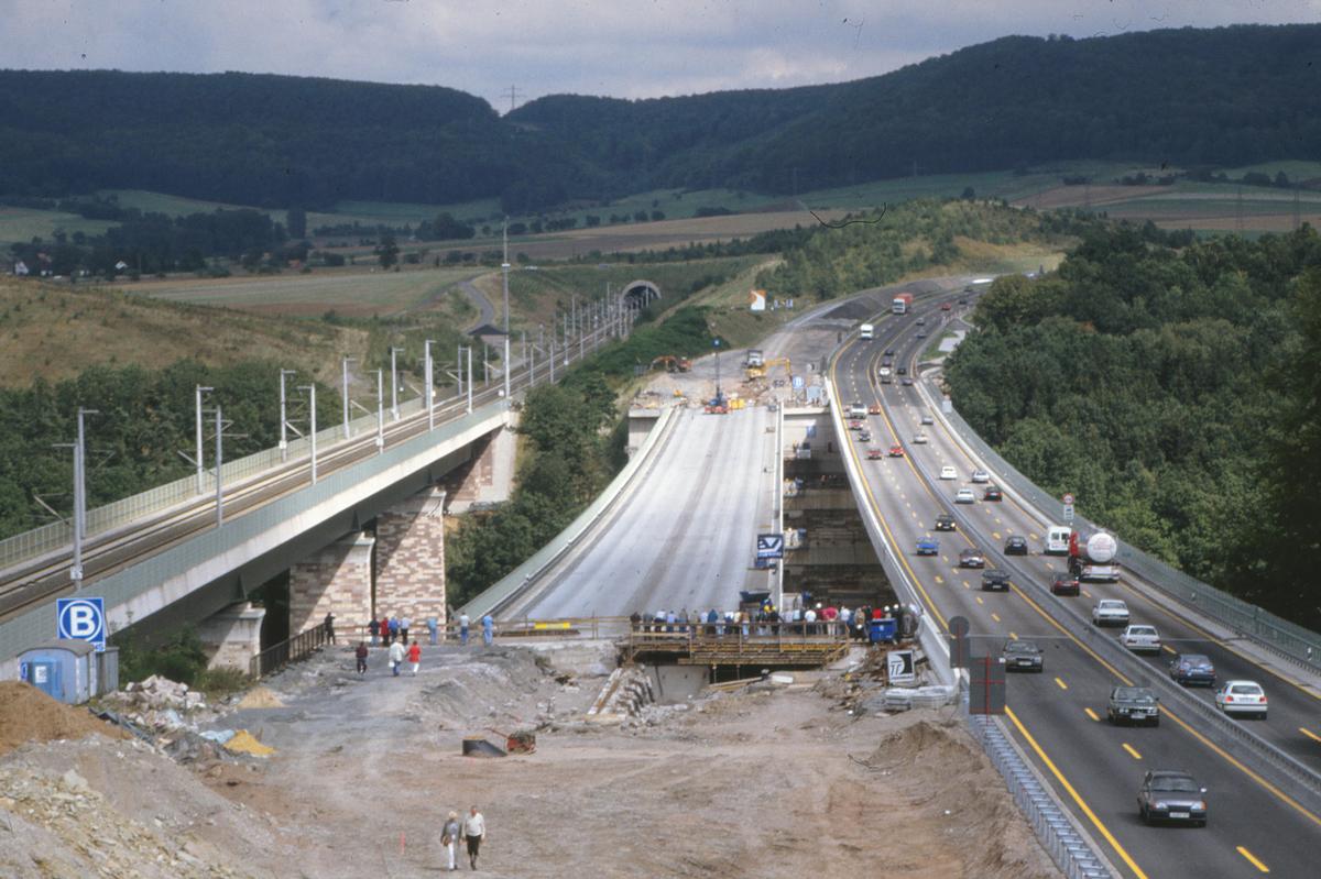Viaducs de Hedemünden À gauche le viaduc ferroviaire, au milieu le tablier gauche (sur pile temporaires) du nouveau viaduc autoroutier est en train d'être poussé vers le nouveau tablier de l'A7 qui porte temporairement deux fois deux voies.
