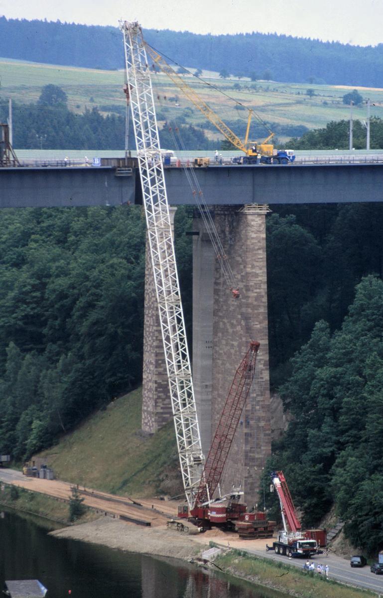 Viaduc de Hedemünden Une grue capable de porter jusqu'à 1000 tonnes pour enlever les parties de l'ancien viaduc