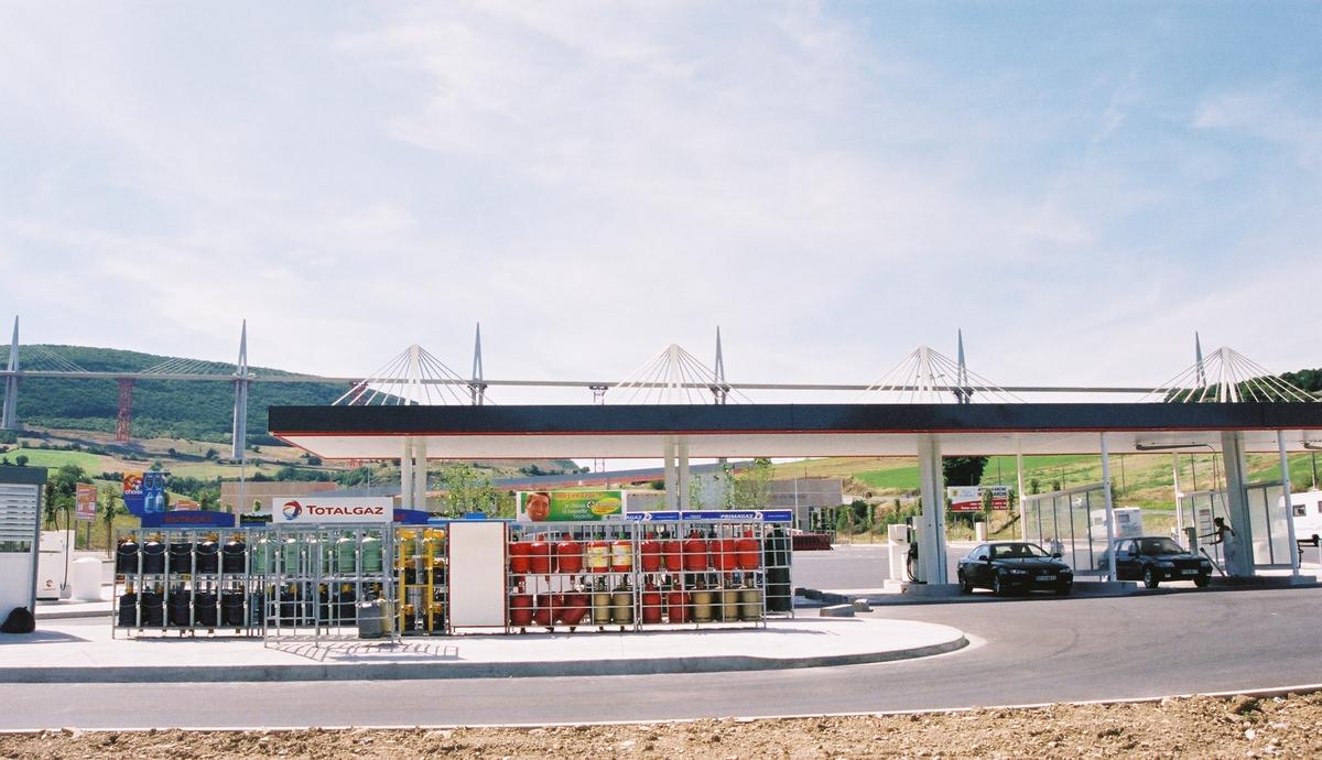 Viaduc de Millau. Près du viaduc, à l'Intermarché: La station de pompage pour les voitures à un toit qui est modelé après le viaduc 