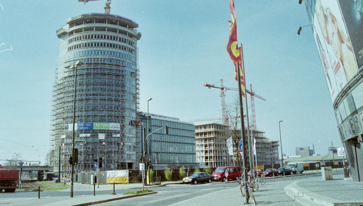 Medienhafen, Düsseldorf – Media Tower & gläserne Killepitschfabrik 