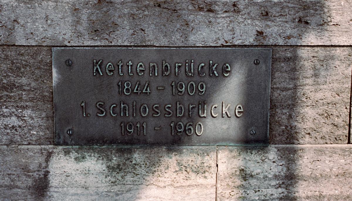 Erinnerungstafel für die zwei Vorgängerbrücken der heutigen Schlossbrücke in Mülheim an der Ruhr 