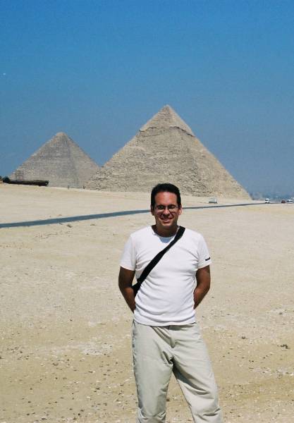Nicolas Janberg devant les pyramides de Kheops et Khefren 