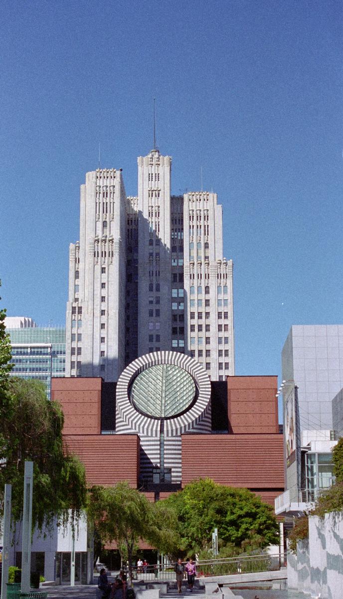 Musée de l'art moderne devant la tour de Pacific Telephone & Telegraph Co. à San Francisco 