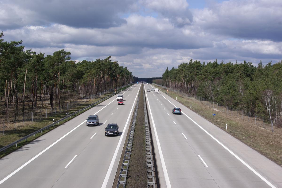Die Autobahn A13 in Brandenburg, Deutschland. Der Blick geht nach Norden in Richtung Anschlußstelle Baruth/Mark. Die Autobahn A13 in Brandenburg, Deutschland. Der Blick geht nach Norden in Richtung Anschlußstelle Baruth/Mark.