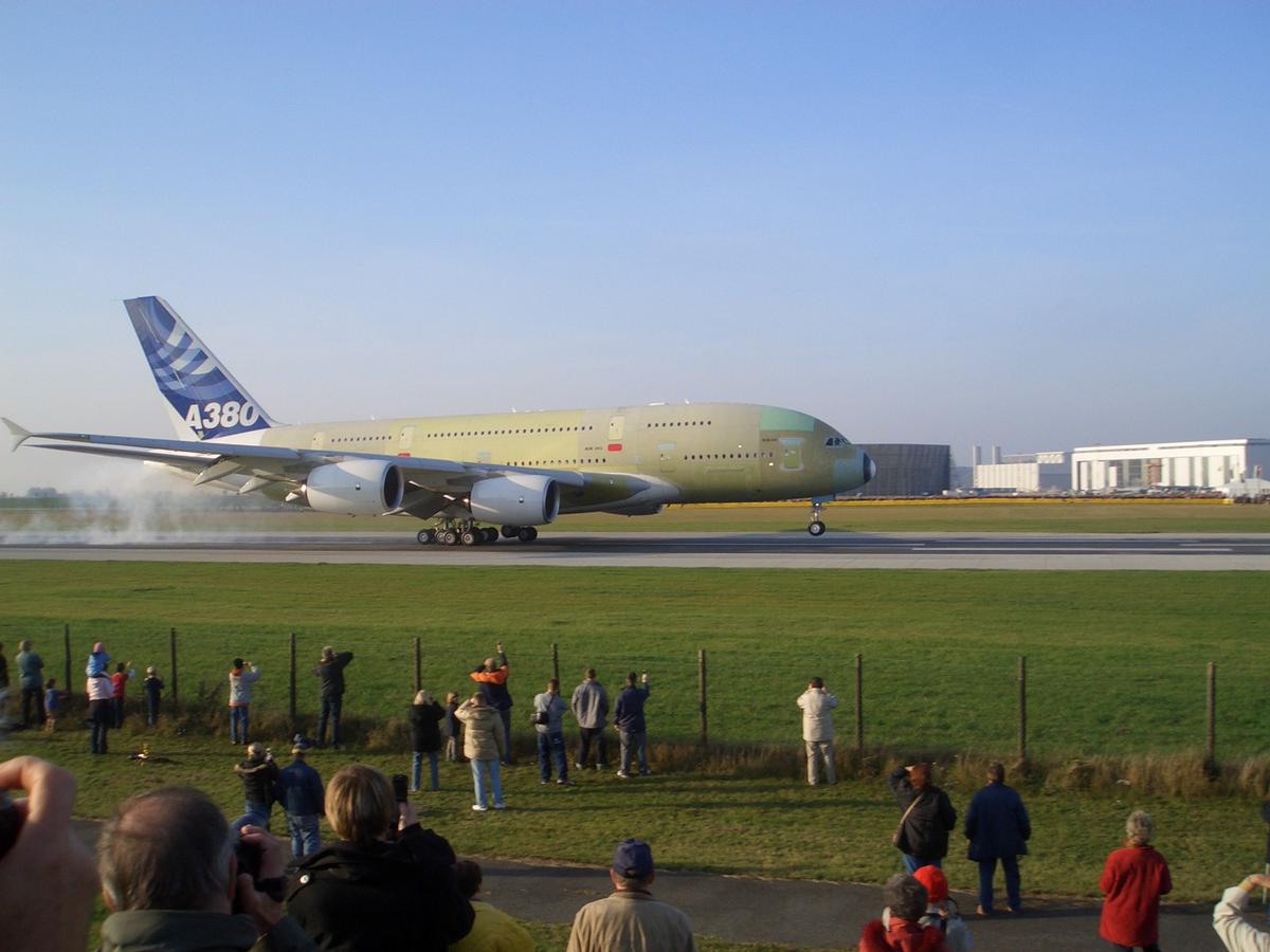 Mediendatei Nr. 232225 Touchdown des Airbus A380 MSN 002 bei seiner ersten Landung in Hamburg Finkenwerder am 8. November 2005 um 14:18. Es ist das zweite von drei Versuchsflugzeugen und das erste, das mit einer Kabine ausgestattet wird