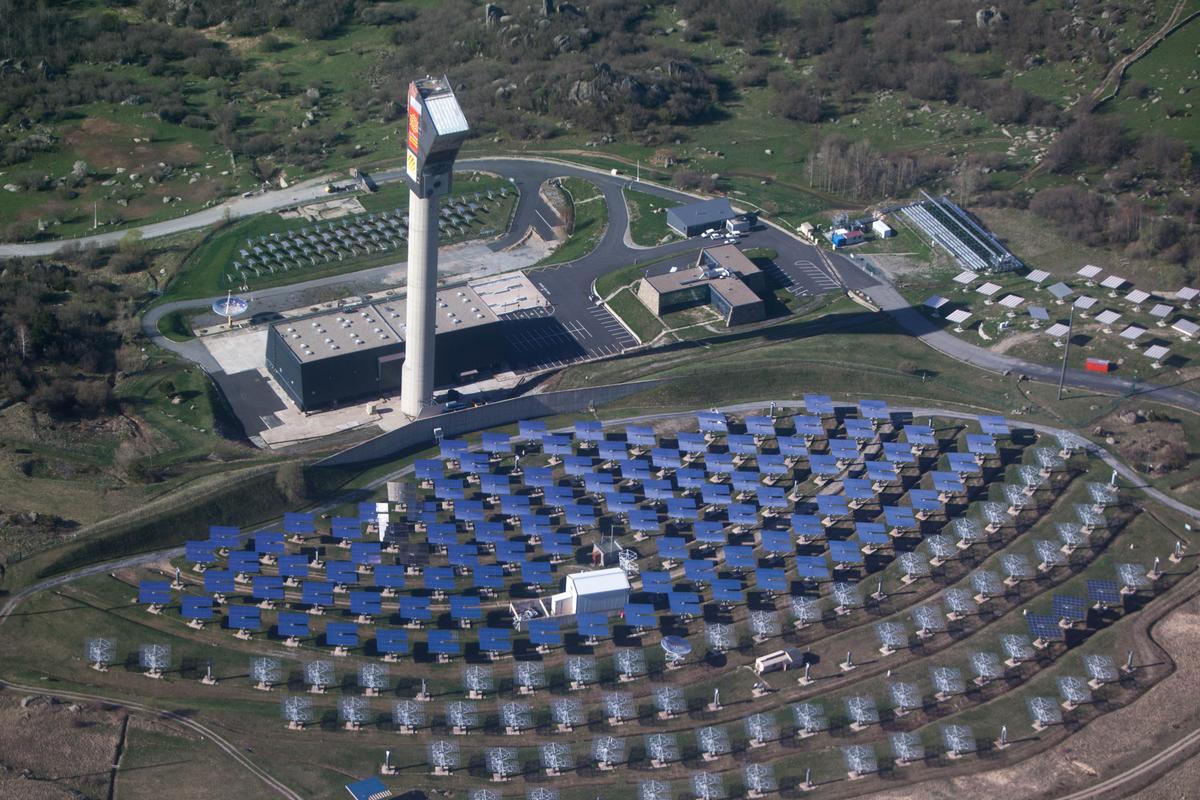 A solar power system built in 1983 that used mirrors to heat up molten salts coolant to 450°C 