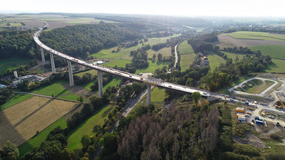 Le viaduc sur l'Afte, long de 785 mètres, est la pièce maîtresse du contournement de Bad Wünnenberg Après une période de construction de six ans, il sera ouvert à la circulation au printemps 2022.