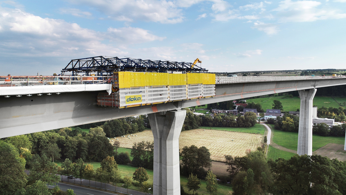 Afte Valley Viaduct near Bad Wünnenberg After the carriageway slab was completed, one of the two composite formwork carriages was converted into a double-sided cap formwork carriage for the construction of the cornice cap.