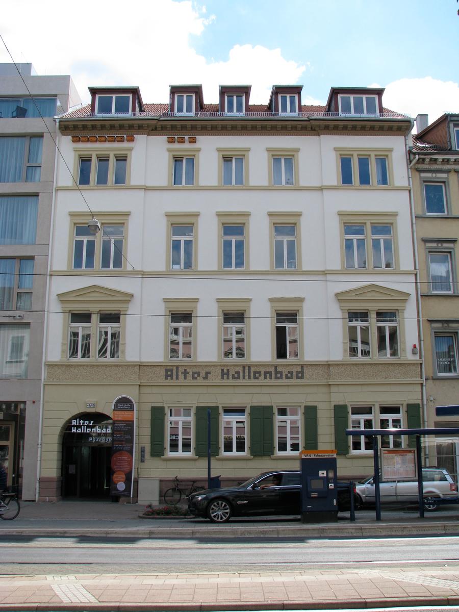 Das Alte Hallenbad in Heidelberg-Bergheim: Ansicht von der Bergheimer Straße 