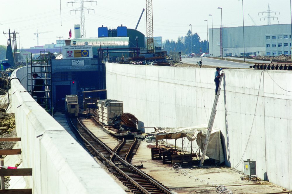 Das Südportal des Auditunnels während der Bauphase, einschließlich der in die Röhre einführenden Rampe im Bahnhof Ingolstadt Nord 