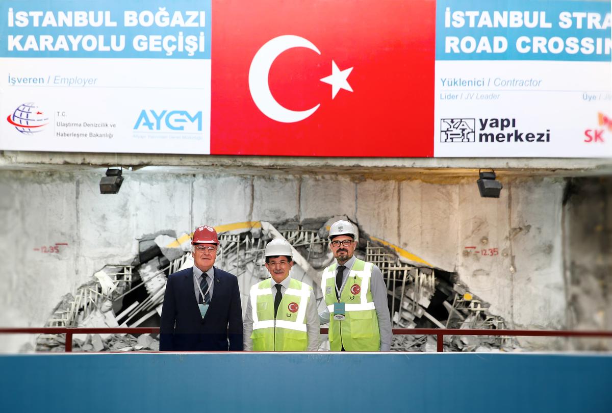 Media File No. 241651 After 16 months of tunnelling, on August 22, 2015 a tunnel boring machine from Herrenknecht successfully crossed under the Bosphorus. Well-wishers on the breakthrough celebration included the Turkish Prime Minister Ahmet Davutoğlu (mid), vice chairman Erdem Arıoğlu from Turkish construction company Yapı Merkezi (right) and company founder and Chairman of the Board of Management from Herrenknecht, Dr.-Ing. E.h. Martin Herrenknecht.