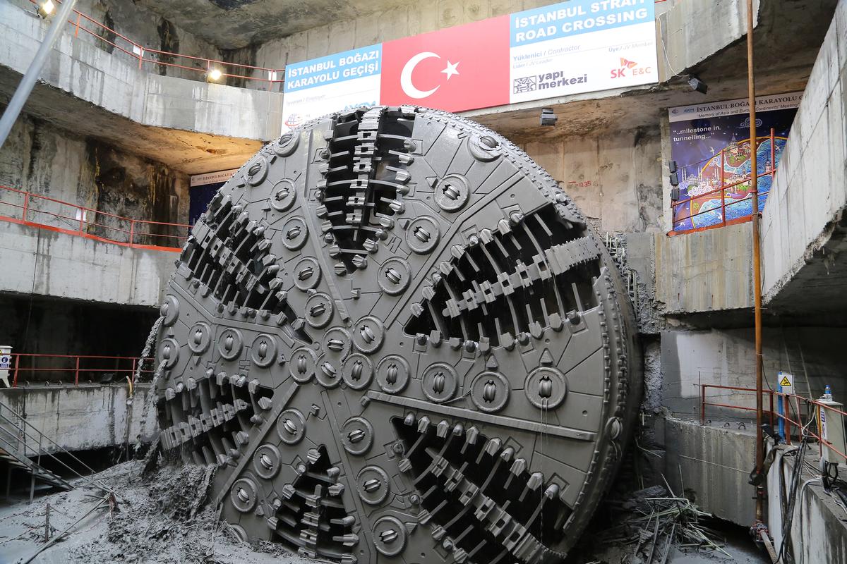 Media File No. 241652 The cutting wheel of the 13.66m diameter TBM briefly after the breakthrough in the target shaft on the European side of the Bosphorus. The different changeable excavation tools like disc cutters and scrapers placed on the 6 main spokes can be recognized easily.