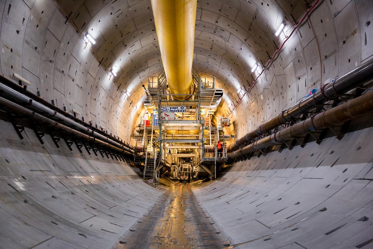 Mediendatei Nr. 241654 Der Bau der 3,34 Kilometer langen Röhre für den Eurasia Tunnel zählt aufgrund der technisch extrem komplexen Herausforderungen zu den weltweit anspruchsvollsten Tunnelbauprojekten. Dank einer optimalen Zusammenarbeit aller Projektpartner konnte der Vortrieb am 22. August 2015 termingerecht abgeschlossen werden.