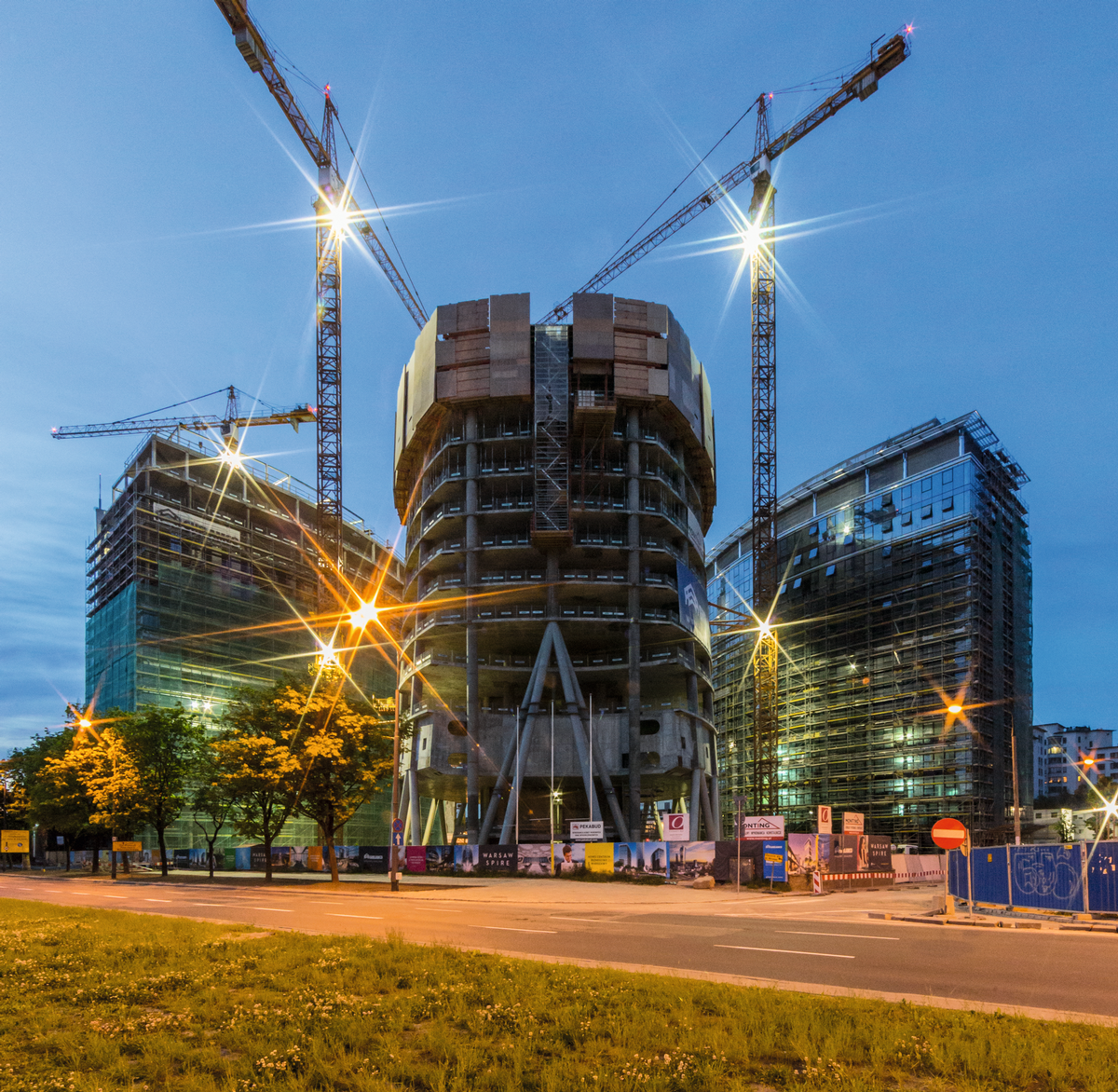 Mediendatei Nr. 227915 Warsaw Spire: Drei Bauwerke bilden den neuen Gebäudekomplex in der polnischen Hauptstadt. Die Geschosse des 220 m hohen, taillierten Büroturms haben einen elliptischen Grundriss, der sich von Etage zu Etage verändert
