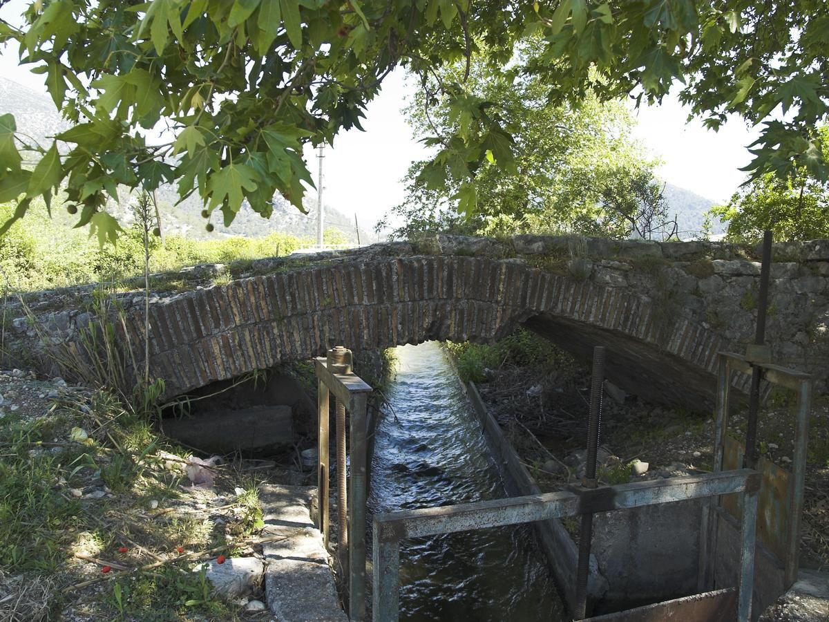 Mediendatei Nr. 250920 Die römische Brücke bei Limyra in Lykien in der Türkei. Vierter Bogen Südseite. Der in der Spätantike errichtete Ingenieurbau ist eine der ältesten Segmentbogenbrücken der Welt. Auf einer Länge von 360 m überspannen insgesamt 28 Bögen den Fluss Alakır Çayı, darunter 26 Segmentbögen mit einer durchschnittlichen Überhöhung von 5,3 zu 1. Die Brücke ist heute bis zu den Bogenansätzen von Flussablagerungen verschüttet