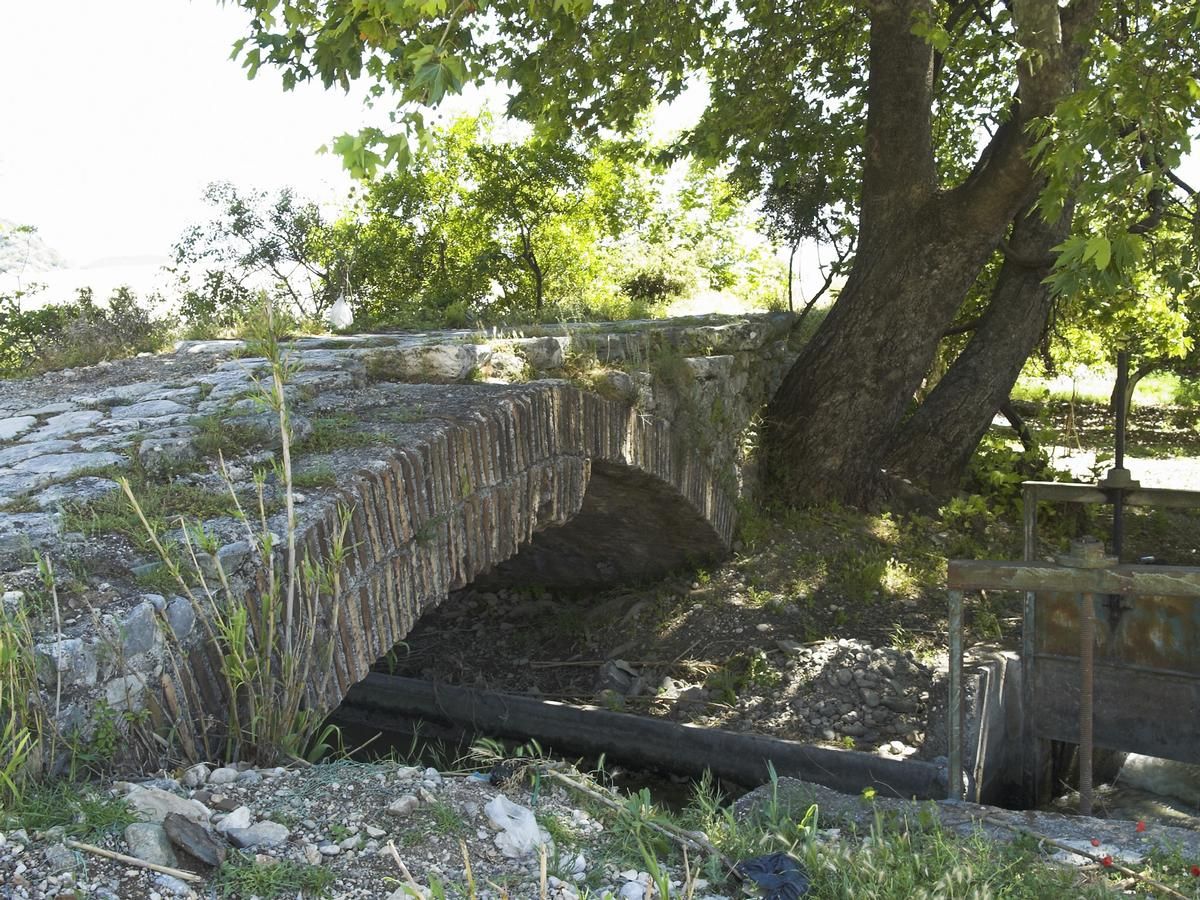 Mediendatei Nr. 250921 Die römische Brücke bei Limyra in Lykien in der Türkei. Vierter Bogen Südseite. Der in der Spätantike errichtete Ingenieurbau ist eine der ältesten Segmentbogenbrücken der Welt. Auf einer Länge von 360 m überspannen insgesamt 28 Bögen den Fluss Alakır Çayı, darunter 26 Segmentbögen mit einer durchschnittlichen Überhöhung von 5,3 zu 1. Die Brücke ist heute bis zu den Bogenansätzen von Flussablagerungen verschüttet