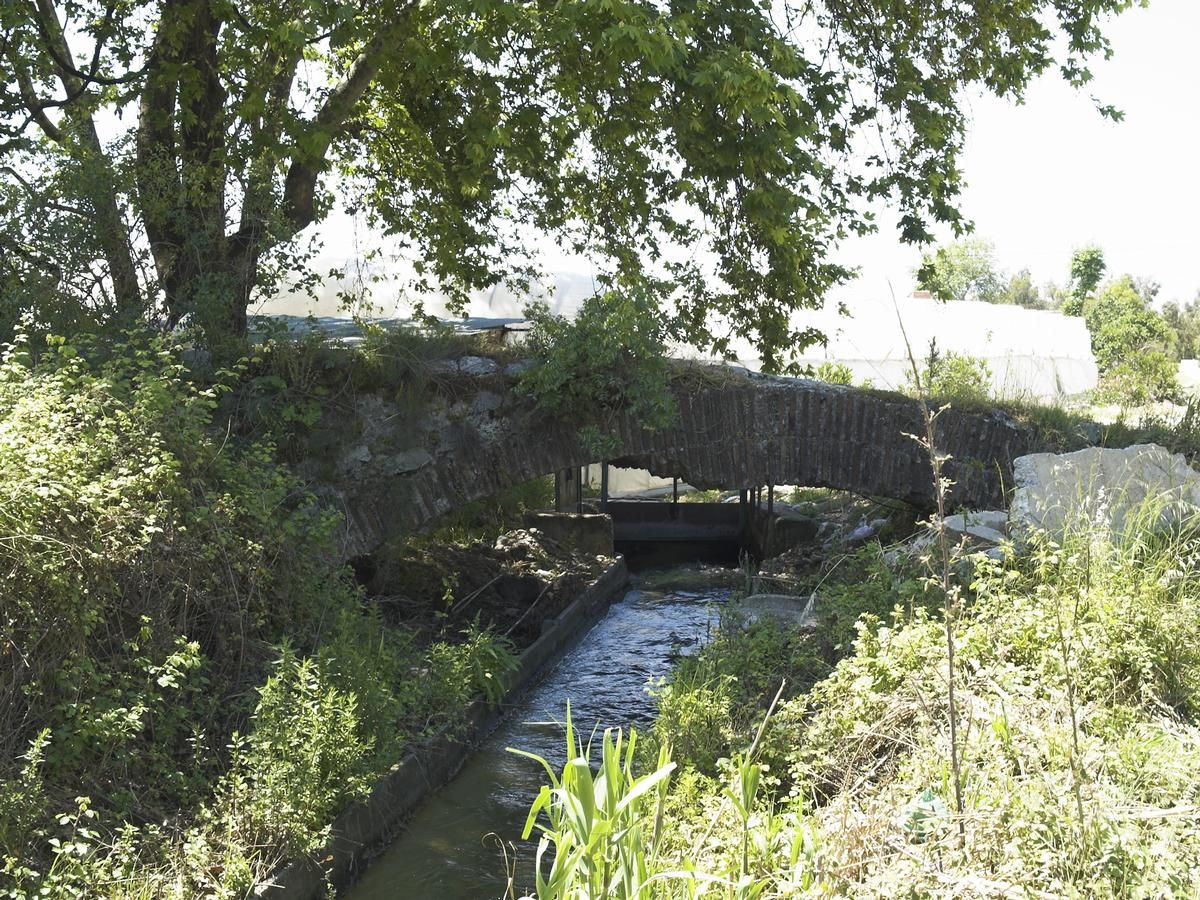 Mediendatei Nr. 250922 Die römische Brücke bei Limyra in Lykien in der Türkei. Vierter Bogen Südseite. Der in der Spätantike errichtete Ingenieurbau ist eine der ältesten Segmentbogenbrücken der Welt. Auf einer Länge von 360 m überspannen insgesamt 28 Bögen den Fluss Alakır Çayı, darunter 26 Segmentbögen mit einer durchschnittlichen Überhöhung von 5,3 zu 1. Die Brücke ist heute bis zu den Bogenansätzen von Flussablagerungen verschüttet