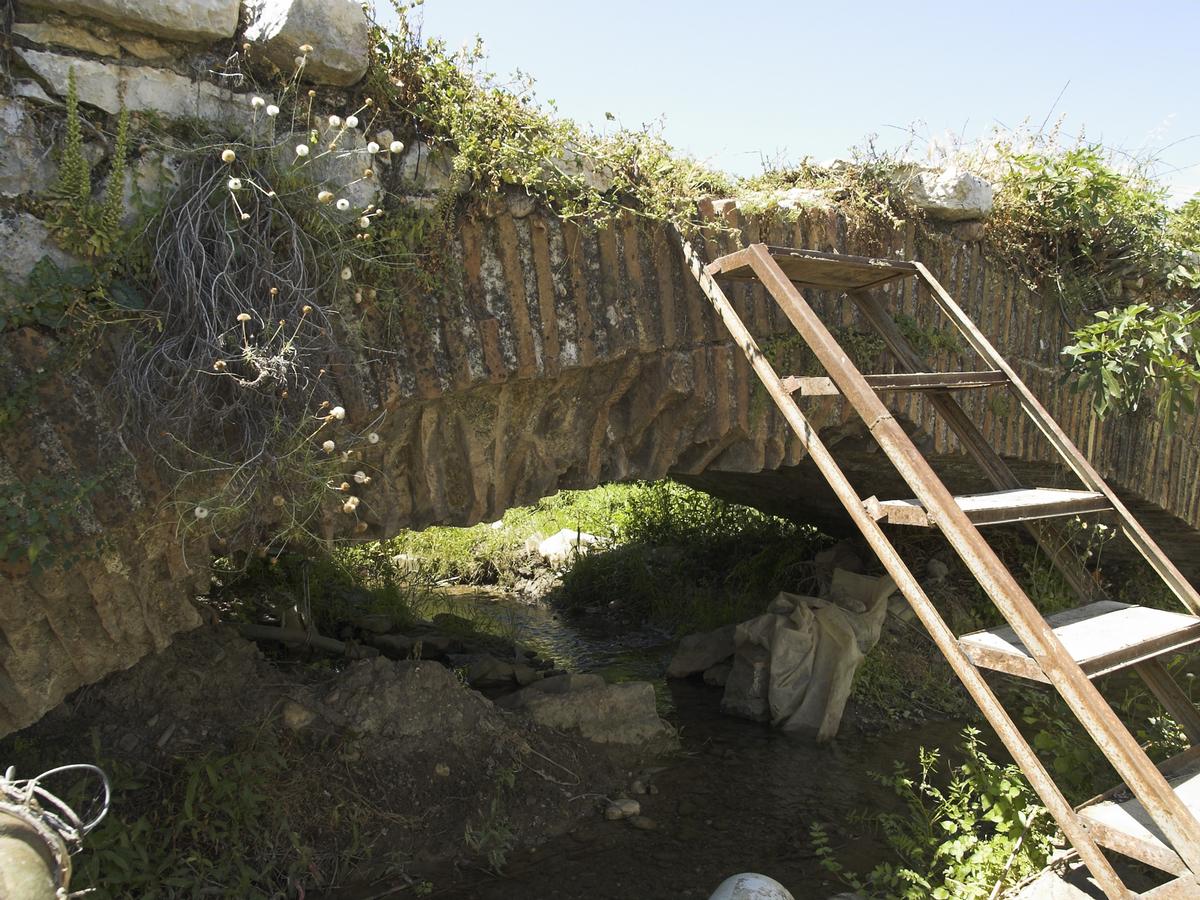 Mediendatei Nr. 250924 Die römische Brücke bei Limyra in Lykien in der Türkei. Vierter Bogen Südseite. Der in der Spätantike errichtete Ingenieurbau ist eine der ältesten Segmentbogenbrücken der Welt. Auf einer Länge von 360 m überspannen insgesamt 28 Bögen den Fluss Alakır Çayı, darunter 26 Segmentbögen mit einer durchschnittlichen Überhöhung von 5,3 zu 1. Die Brücke ist heute bis zu den Bogenansätzen von Flussablagerungen verschüttet