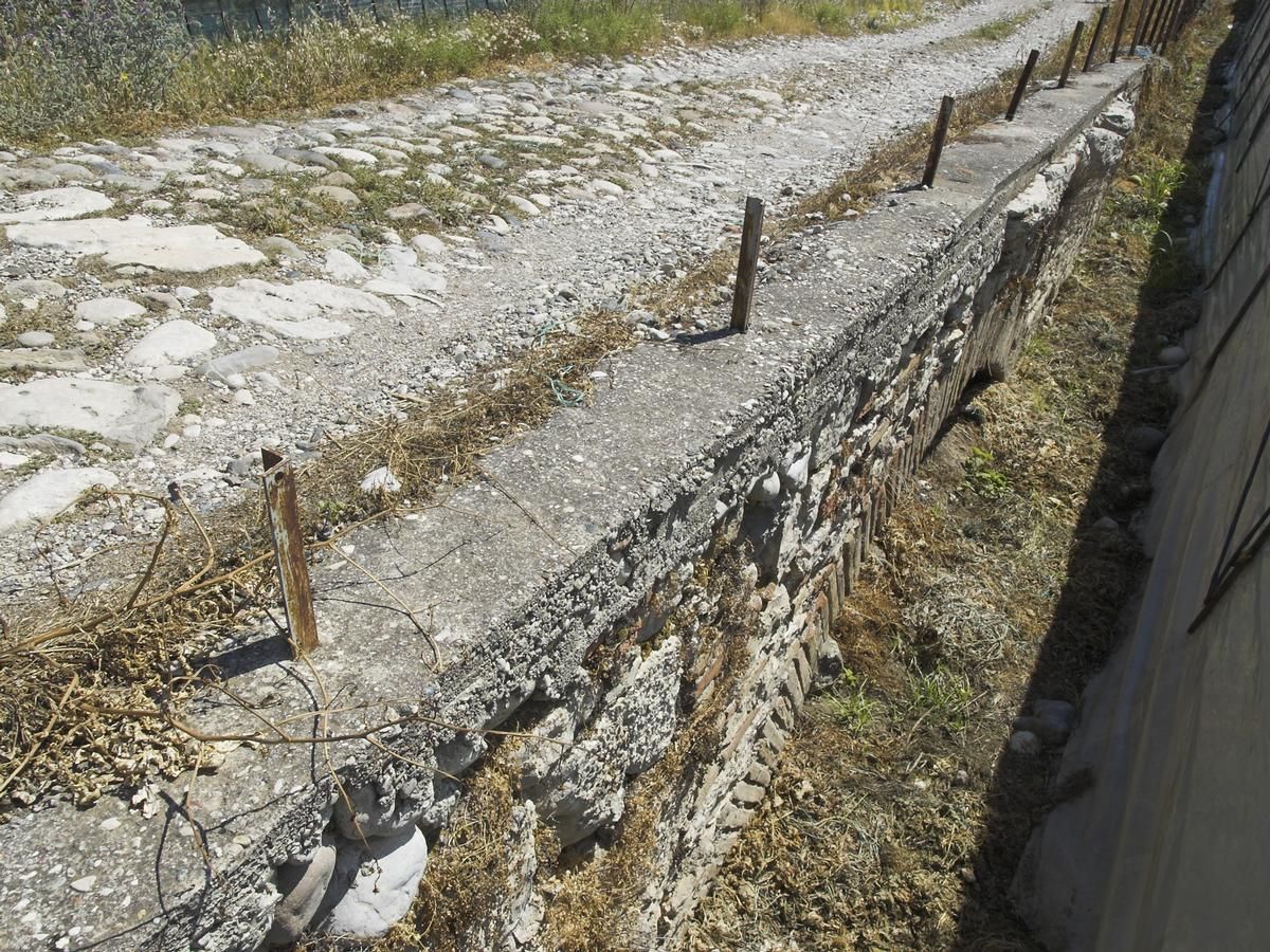 Mediendatei Nr. 250935 Die römische Brücke bei Limyra in Lykien in der Türkei. Vierter Bogen Südseite. Der in der Spätantike errichtete Ingenieurbau ist eine der ältesten Segmentbogenbrücken der Welt. Auf einer Länge von 360 m überspannen insgesamt 28 Bögen den Fluss Alakır Çayı, darunter 26 Segmentbögen mit einer durchschnittlichen Überhöhung von 5,3 zu 1. Die Brücke ist heute bis zu den Bogenansätzen von Flussablagerungen verschüttet