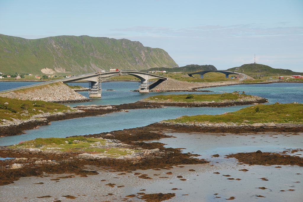 Die Kubholmleia-Brücke (vorne) und die Røssøystraumen (hinten) verbinden Ramberg und Fredvang in den Lofoten, Norwegen. 