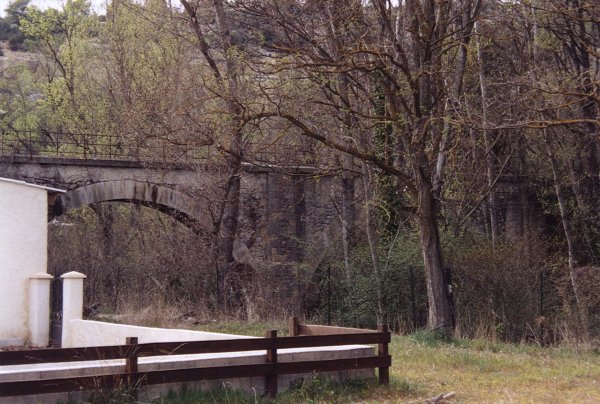 Footbridge over the Colostre between Gréoux-les-Bains and Esparron-de-Verdon 