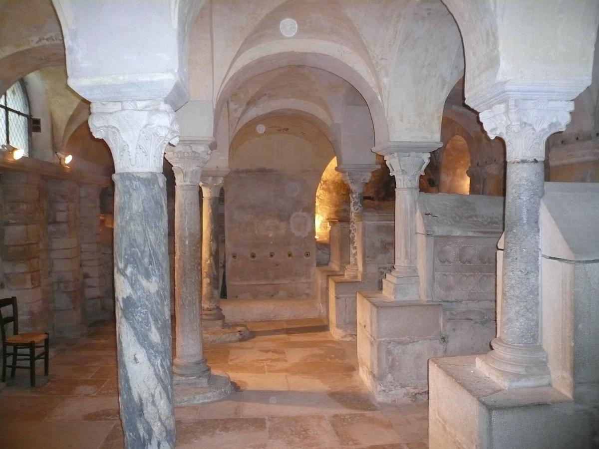 Vue d'ensemble de la partie d'époque mérovingienne (VIIème siècle) de la crypte Saint-Paul de l'abbaye de Jouarre. 