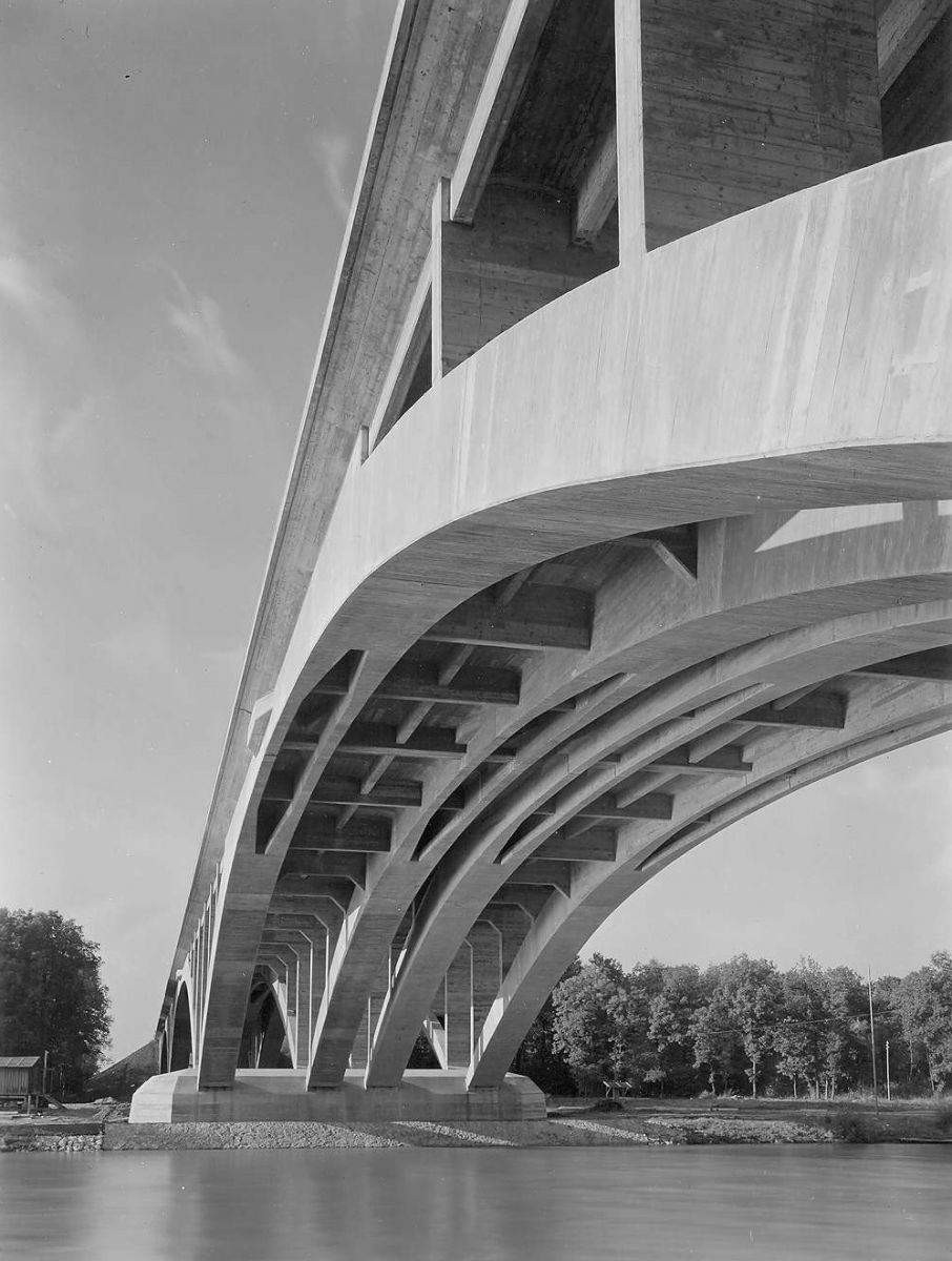 Donaubrücke Leipheim Donaubrücke Leipheim, km 105,139 Bogenuntersicht Die Brücke wurde von der OBR Stuttgart gebaut und im April 1945 gesprengt. Für den Wiederaufbau war die Autobahn-direktion München zuständig.