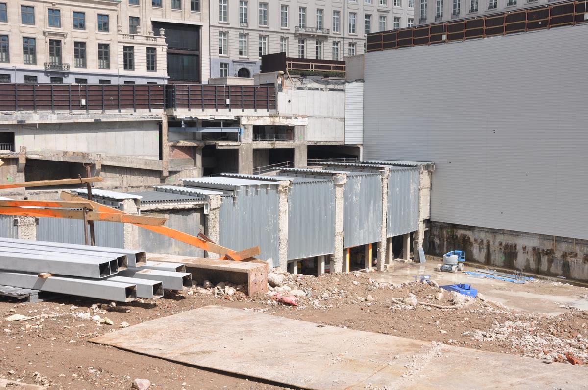 Mediendatei Nr. 276466 Baugrube nach dem Abriss des Gebäude der Fortis-Bank in Brüssel - Unter dem Gebäude verläuft auch ein Tunnel der Brüsseler Metro (für die Linien 1, 1A, 1B und 5 zwischen den Stationen "Parc" und "Gare Centrale"), der damit für kurze Zeit sichtbar wurde