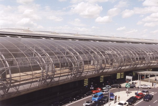 Bâtiment central de l'aéroport Düsseldorf International Les rails du monorail SkyTrain sont visibles à l'intérieur