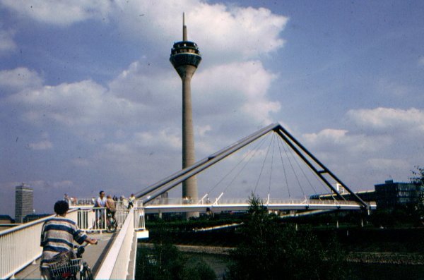 Düsseldorfer Hafenbrücke vor dem Rheinturm 
