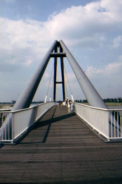 Pedestrian Bridge over the port of Düsseldorf 