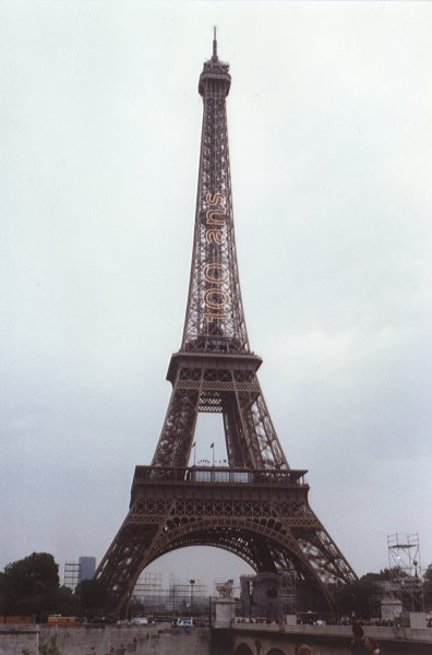 Eiffelturm in Paris mit Beleuchtung für die Hundertjahrfeier 