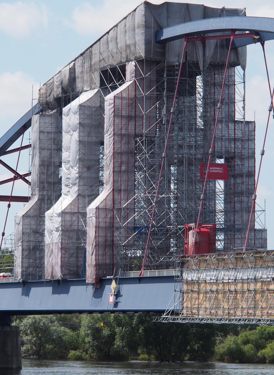 Einrüstung für Wartungsarbeiten an der Elbebrücke Dömitz 