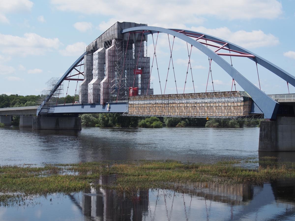 Elbebrücke Dömitz mit Einrüstung für Wartungsarbeiten 