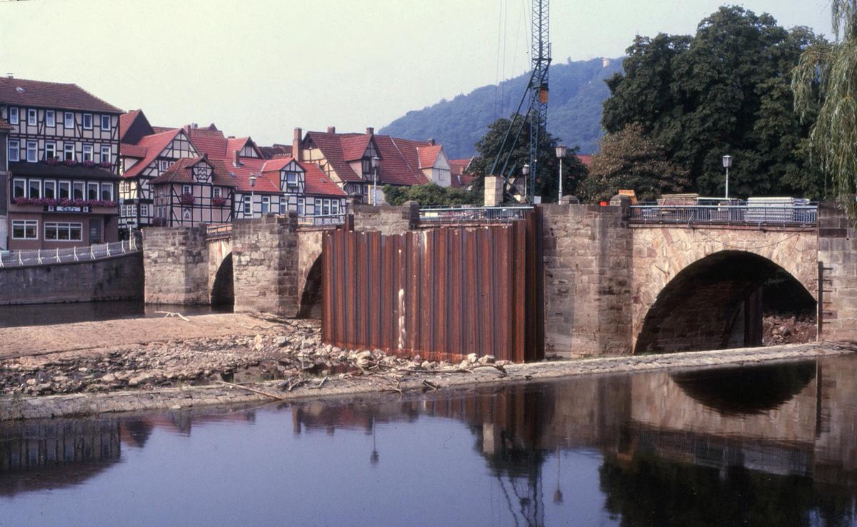 Media File No. 292969 During the pier by pier rehabilitation of the foundations of the old Werra bridge at Hann. Münden, each piers is surrounded by sheet piling to ensure works are carried out in dry conditions