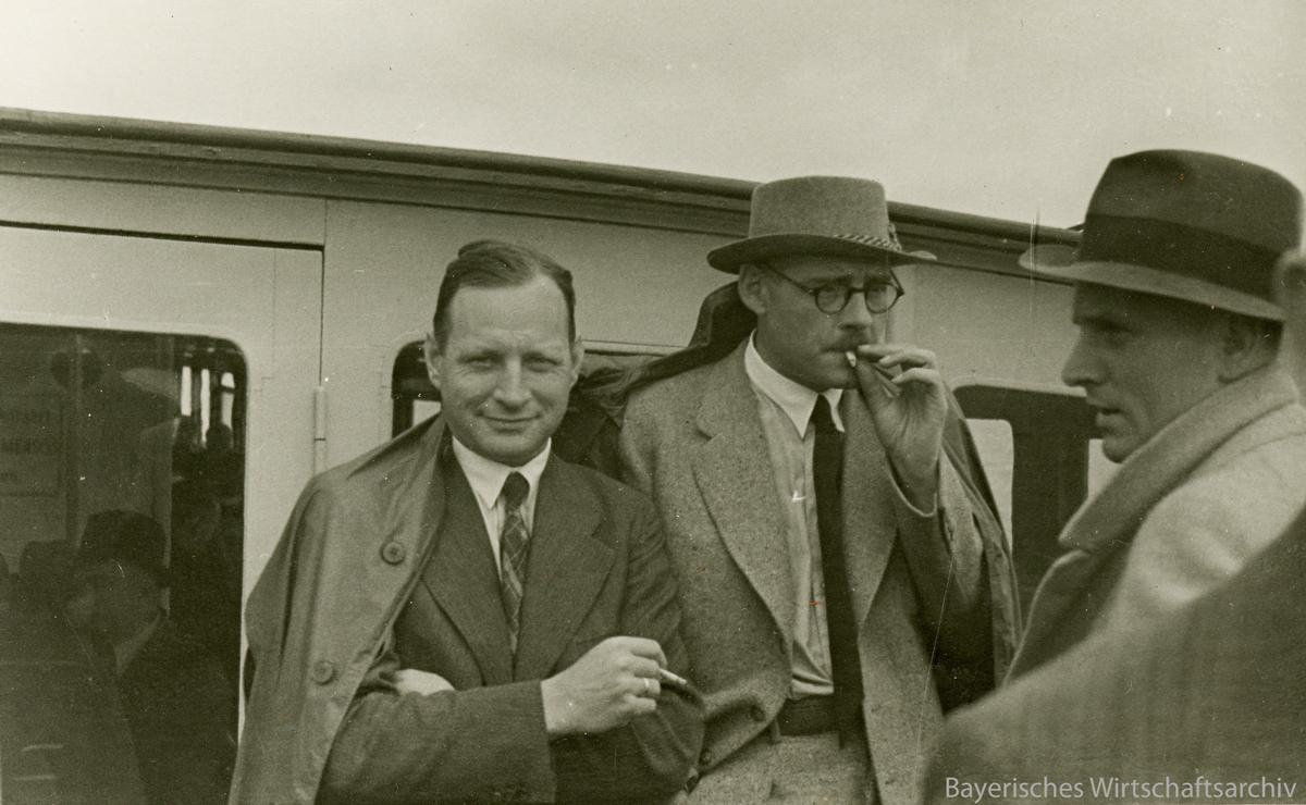 Ulrich Finsterwalder (links) während eines Betriebsausflugs zum Wannsee am 22. Juli 1938 - am damaligen Firmensitz Berlin 