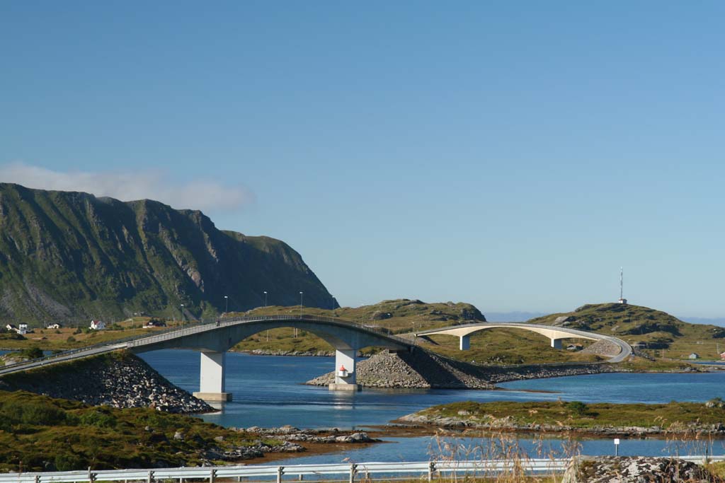 Die Kubholmleia-Brücke (vorne) und die Røssøystraumen (hinten) verbinden Ramberg und Fredvang in den Lofoten, Norwegen. 