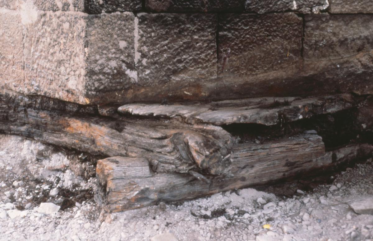 Réhabilitation du vieux pont sur la Werra à Hann. Münden: caillebotis en bois en dessous des fondations d'une pile 