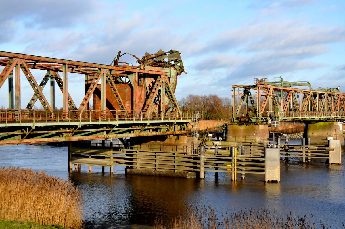 Pont ferroviaire de Weener après la collision d'un bâteau avec la travée basculante 