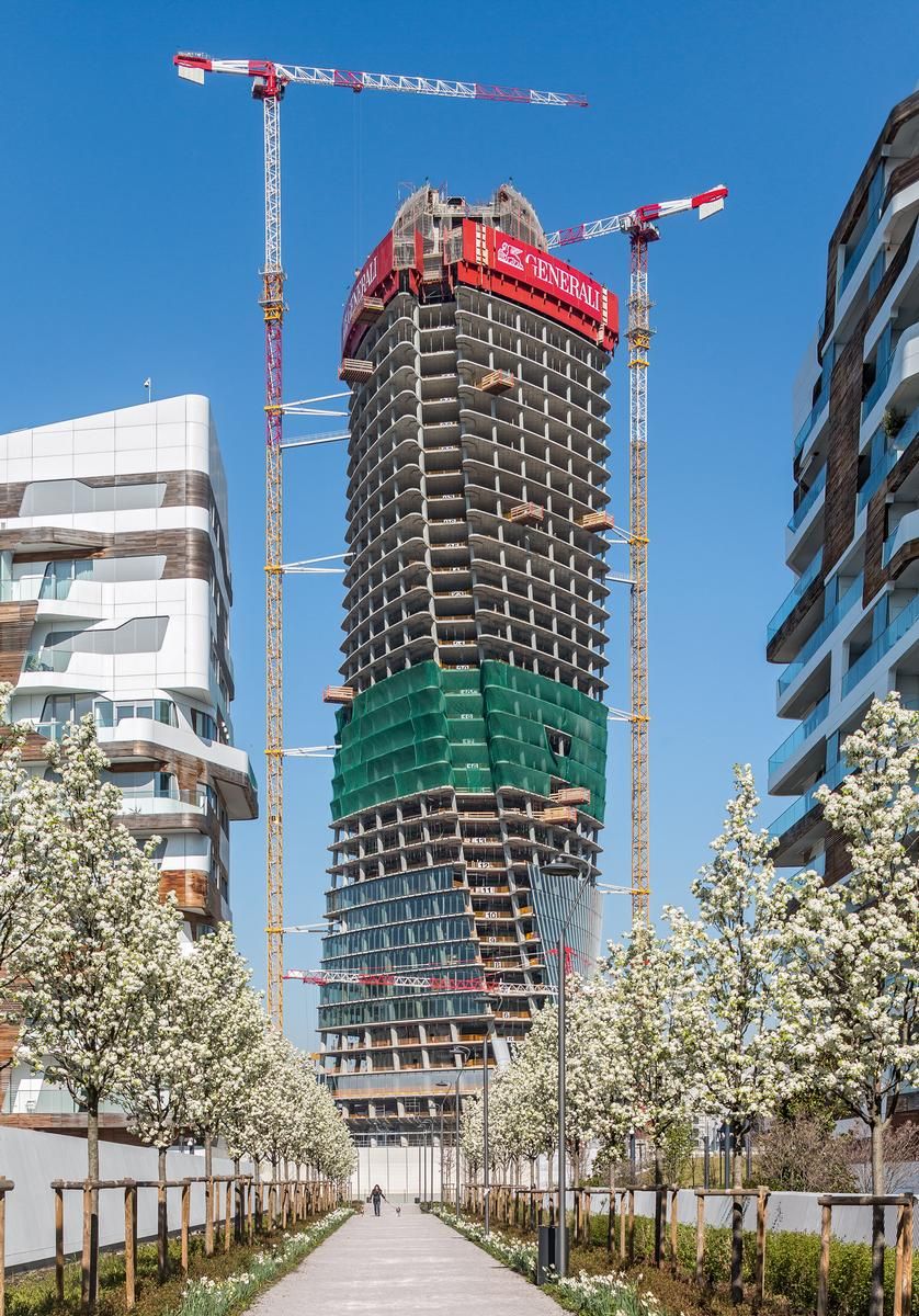 Mediendatei Nr. 272821 Das 170 m hohe Bürohochhaus trägt – wie schon die zum Mailänder CityLife-Projekt gehörende Wohnbebauung – die Handschrift der kürzlich verstorbenen Stararchitektin Zaha Hadid.