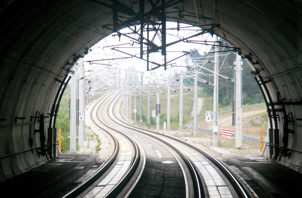 Ein Blick aus einem nach Süden fahrenden Zug aus dem Göggelsbuchtunnel 