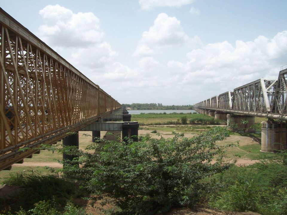 Die Golden Bridge (Strasse) und die Silver Jubilee Bridge (Bahn) überqueren den Narmada in Bharuch, Indien 