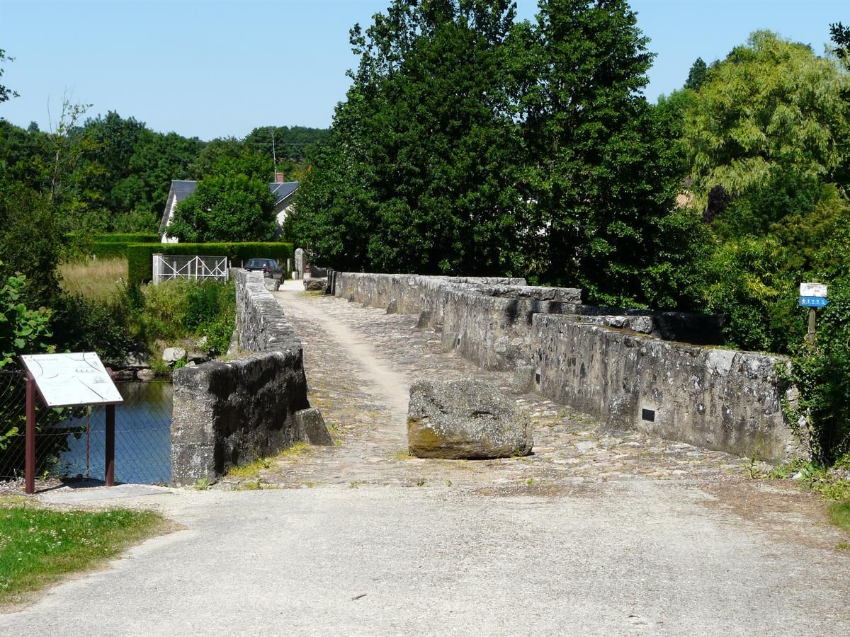 Pont roman de Gourgé, Deux-Sèvres, France 