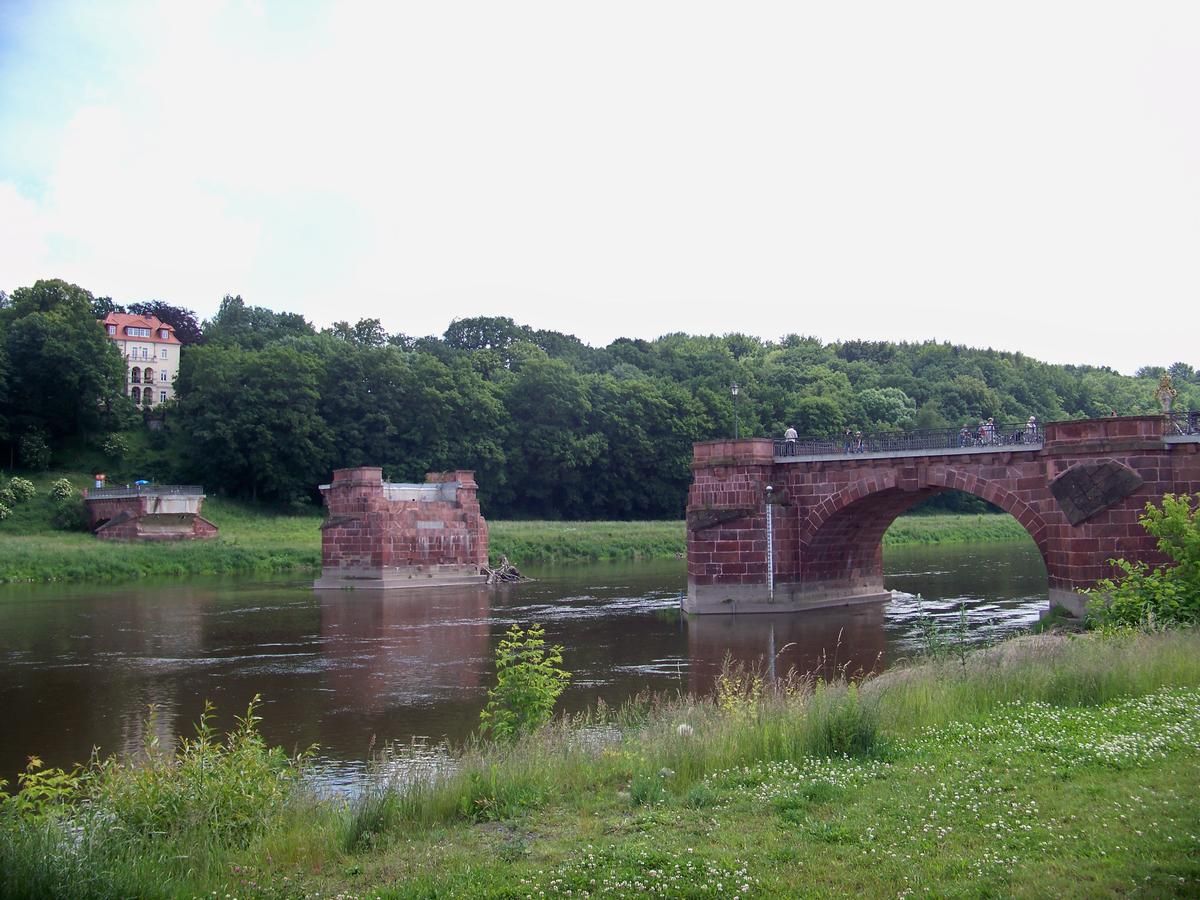 Die durch das Augusthochwasser 2002 zerstörte Pöppelmannbrücke in Grimma 