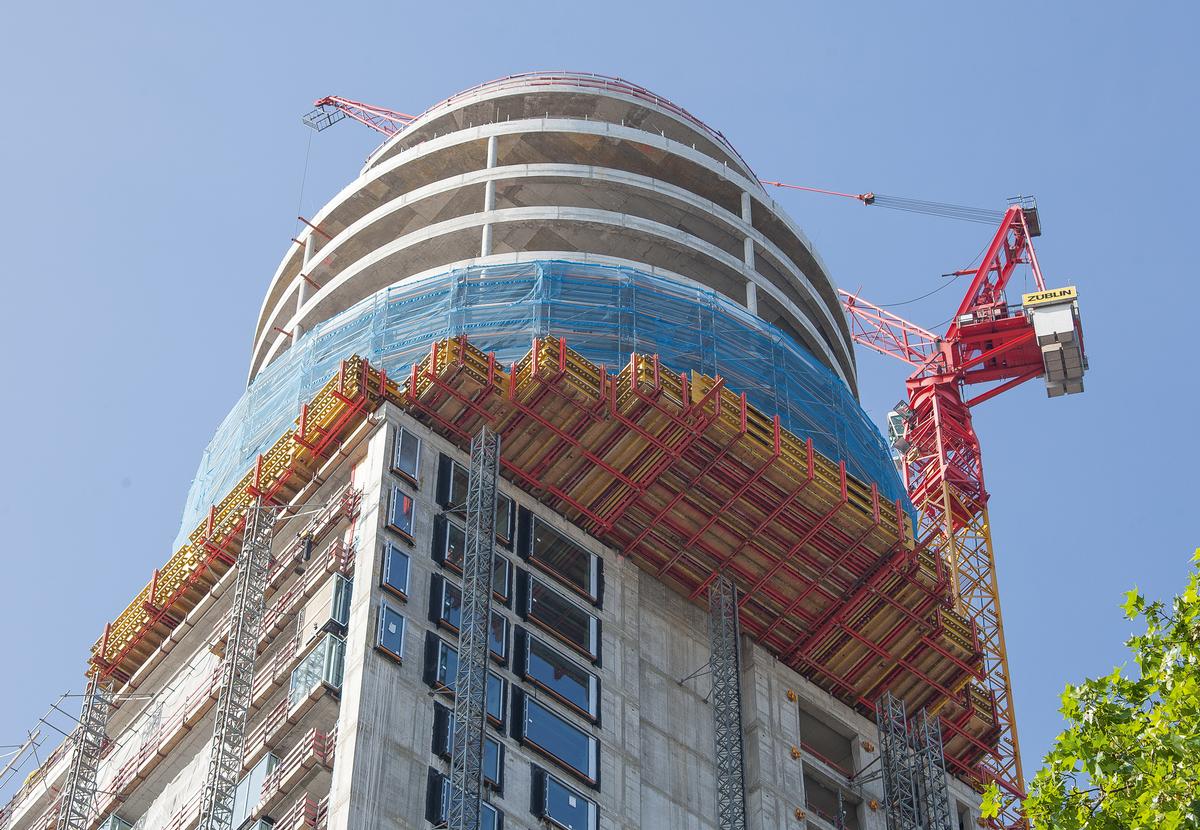 Media File No. 272910 Scaffolding the cantilevered circular building with PERI UP Flex for installing the facade as well as the PROKIT anti-fall protection on the open slab edges supplemented the PERI complete solution.