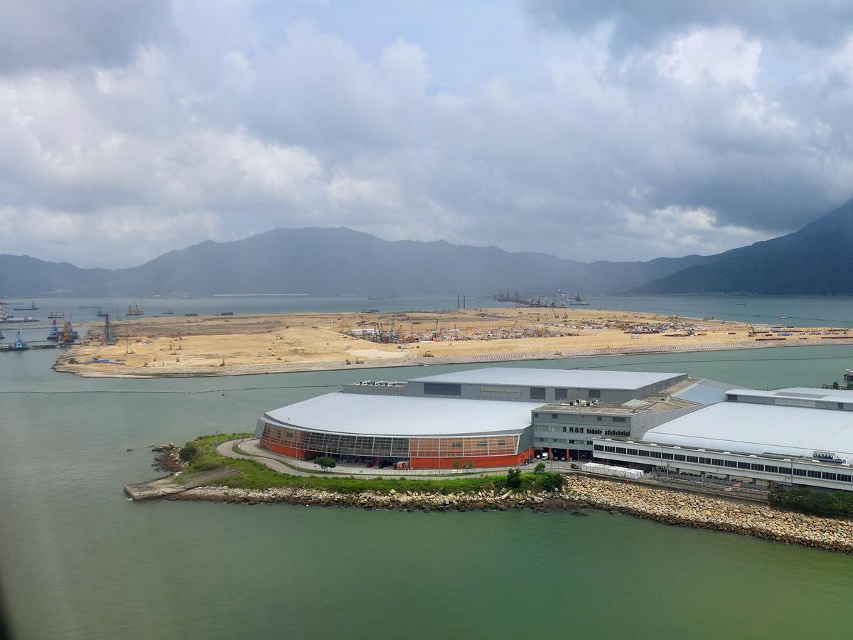 Ile artificielle pour le poste de douane du côté de Hong Kong à l'est de l'île de Chek Lap Kok 