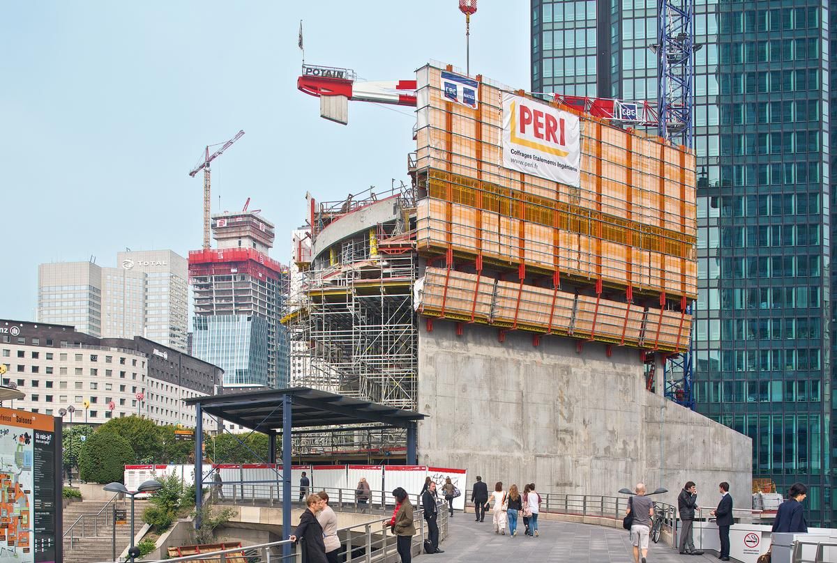 Mediendatei Nr. 242020 Der Plan "La Défense 2015" in der Bürostadt vor den Toren von Paris umfasst diverse Sanierungen und Neubauten. Beispiele sind das Hotel Mélia (im Vordergrund) sowie der Tour Majunga (im Hintergrund), dessen Kern mit einer ACS Selbstkletterschalung in die Höhe wächst.