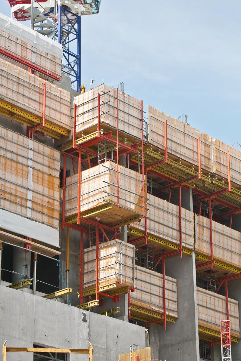 The Peri solution also includes a landing platform that provides fast and safe transport of materials up to the next storeys. The Peri solution also includes a landing platform that provides fast and safe transport of materials up to the next storeys.