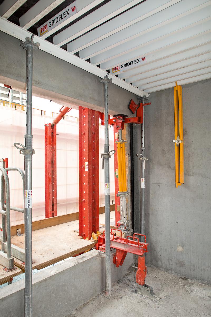 The climbing rails are held in position on the parapets of the basement levels and additionally fixed to the slab. The climbing rails are held in position on the parapets of the basement levels and additionally fixed to the slab.