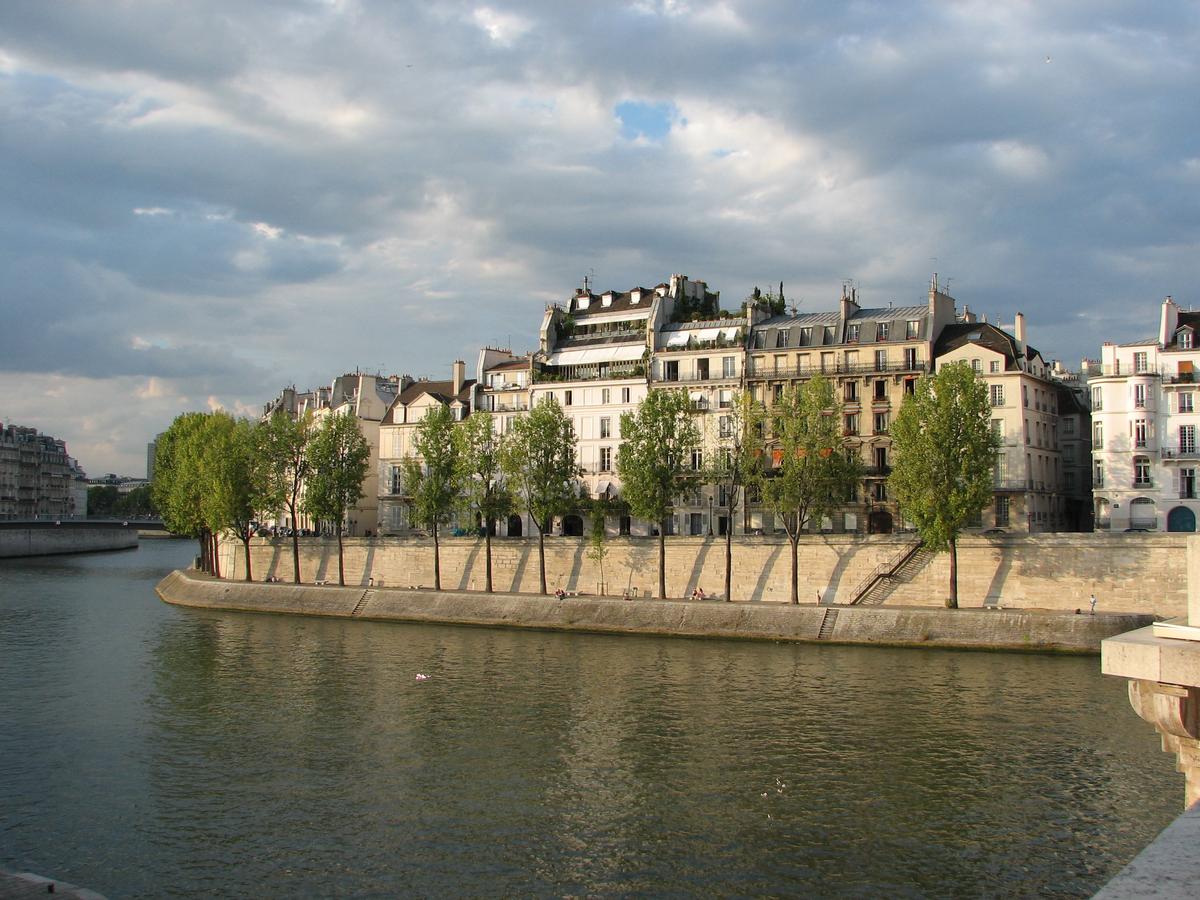 South part, with Quai d'Orléans, of Île Saint-Louis (Paris), as seen from Pont de la Tournelle 